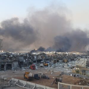 Il silos del porto di Beirut avvolto dai fumi poco dopo l’esplosione