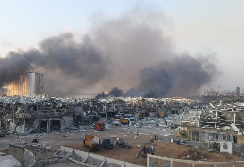 Il silos del porto di Beirut avvolto dai fumi poco dopo l’esplosione