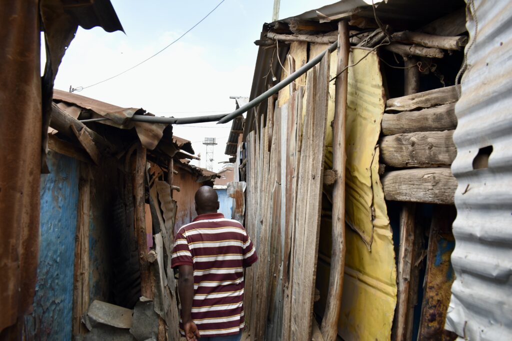  I passaggi tra le baracche di Korogocho. Prima della costruzione delle strade, esistevano solo questi vicoli per spostarsi da una parte all’altra dell’insediamento © Alberto Favero