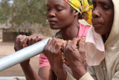 Donne mozambicane pompano acqua. Crediti: Ilaria Quintas