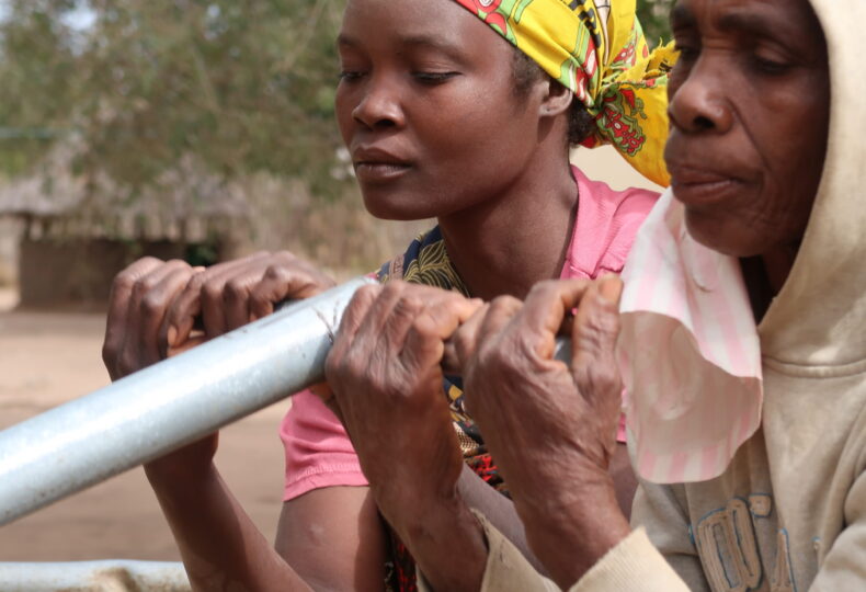 Donne mozambicane pompano acqua. Crediti: Ilaria Quintas