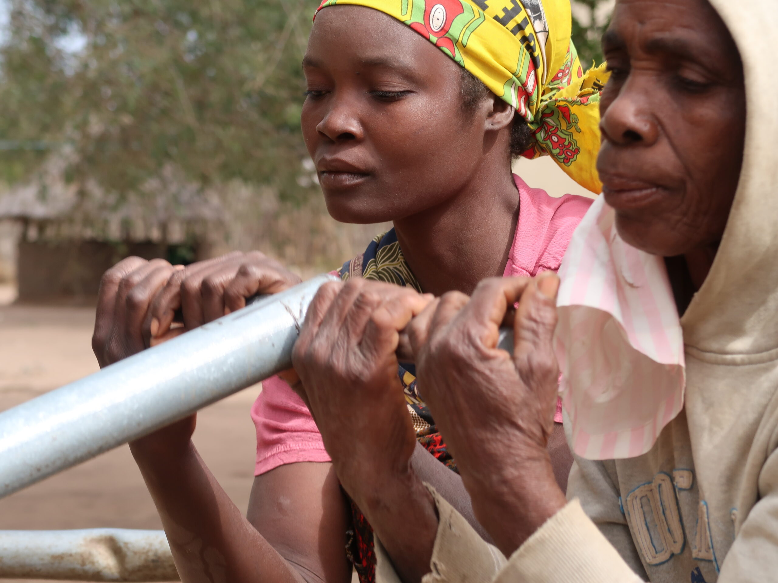 Donne mozambicane pompano acqua. Crediti: Ilaria Quintas