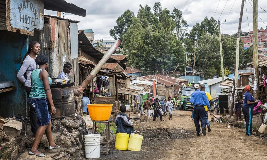 Una strada nello slum di Kibera, in Kenya