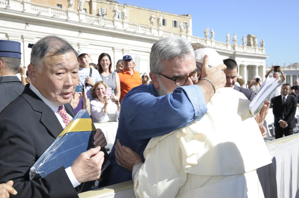 Padre Moschetti abbraccia Papa Francesco in piazza San Pietro