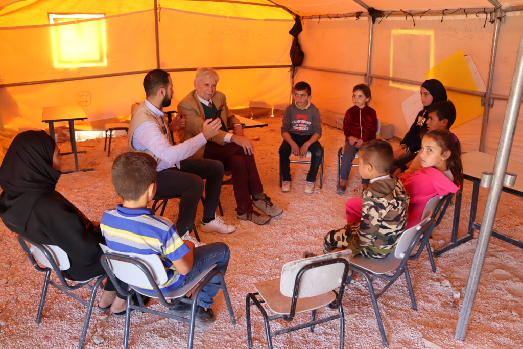 Una lezione nella nuova tenda-scuola