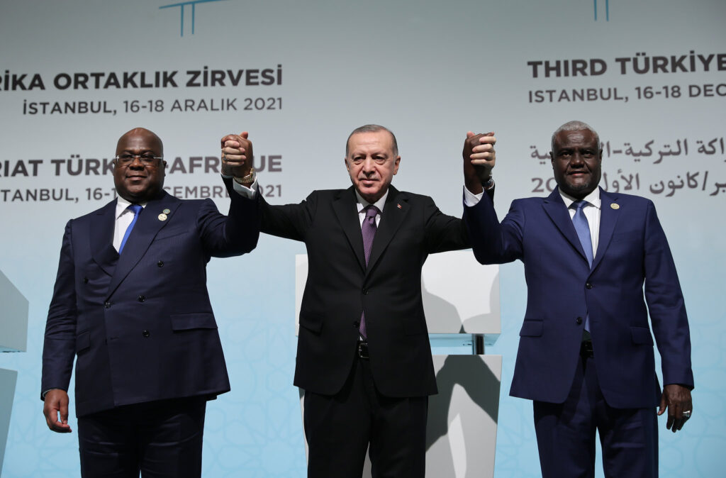 Il presidente turco Recep Tayyip Erdogan, il presidente della Repubblica Democratica del Congo Felix Tshisekedi (a sinistra) e il presidente della Commissione dell'Unione Africana Moussa Faki Mahamat (a destra) posano per una foto prima di una conferenza stampa congiunta nell'ambito del 3° vertice del partenariato Turchia-Africa a Istanbul , Turchia il 18 dicembre 2021