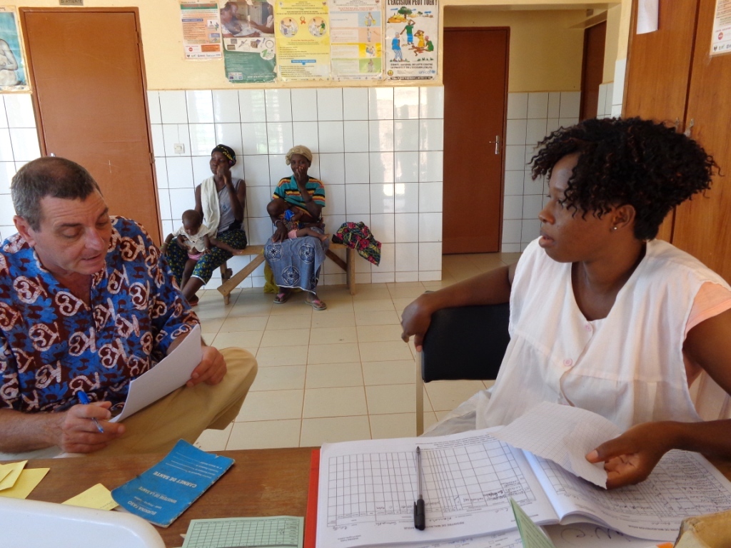 Il medico italiano in una struttura sanitaria in Africa