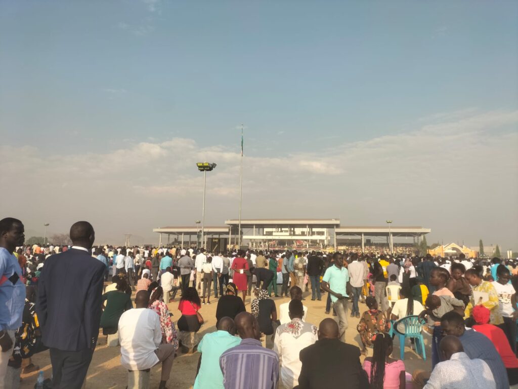 Una folla di fedeli e cittadini sudsudanesi a Juba. Crediti: Aics Addis Abeba