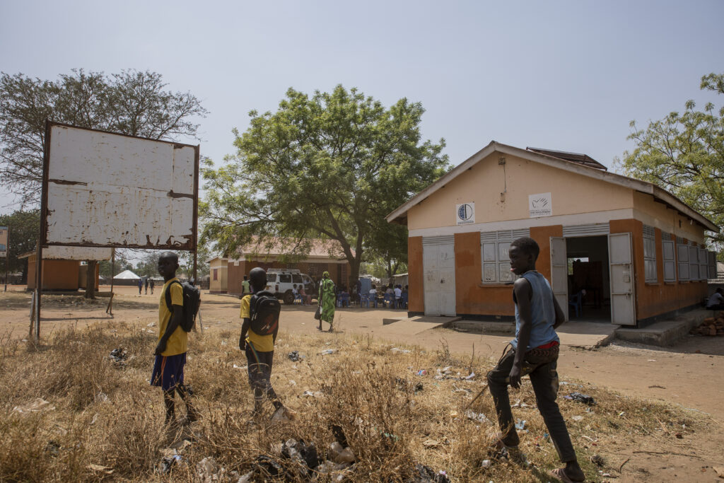 Uno dei centri di aggregazione rinnovati da Aics presso il Campo di Nyumanzi, Nord Uganda