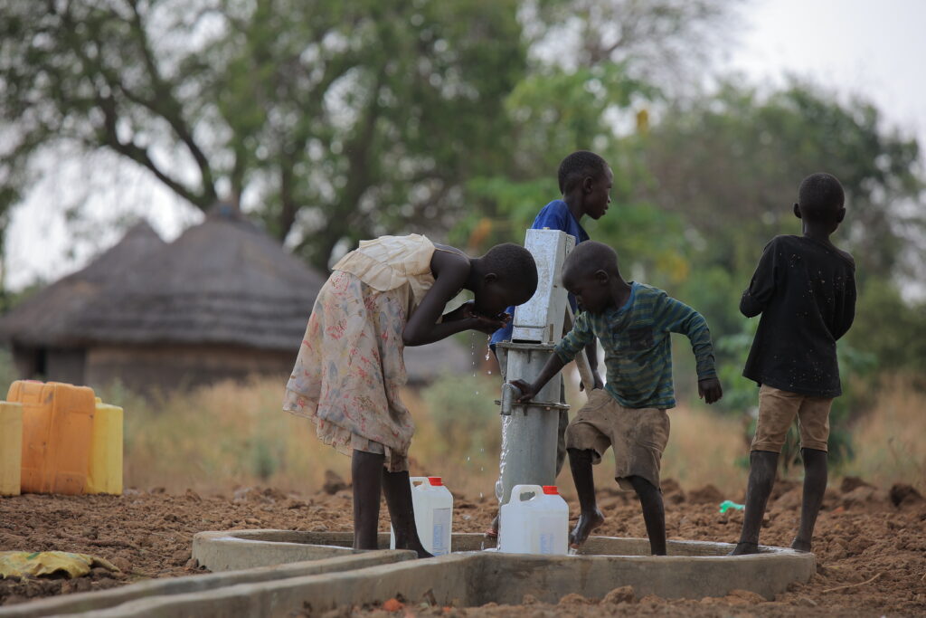 I bambini del campo profughi di Elema al punto di accesso acqua realizzato da Aics tramite Africa Mission - Cooperazione e Sviluppo 