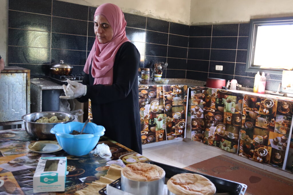 Sana Salawta mentre prepara i “kibbeh”, piccoli ripieni di carne macinata e cipolle. © Albert Saleh / Aics Gerusalemme