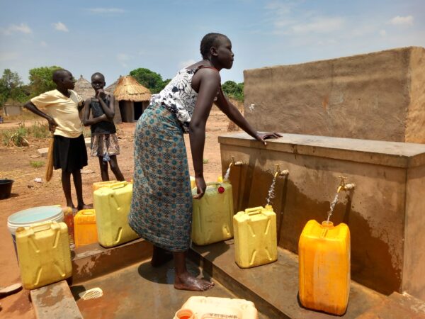 Pozzo al campo profughi in Uganda