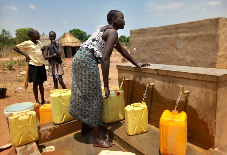 Pozzo al campo profughi in Uganda