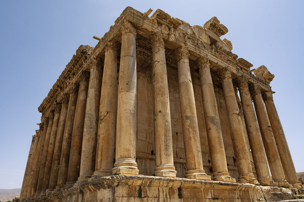 Il Tempio di Bacco, risalente a un periodo stimato tra il 150 d.C. e il 250 d.C., è ritenuto uno degliedifici di epoca romana più grandiosi e meglio conservati al mondo. In estate, fa da scenografia a un festival internazionale di musica, teatro e danza. © Antonio Politano