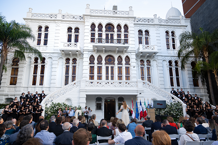 Un momento della riapertura lo scorso maggio del Museo Sursock di Beirut, riconsegnato alla città dopo circa tre anni di chiusura a causa dei danni subiti in seguito all’enorme esplosione nell’agosto del 2020 nel porto della capitale libanese. La riapertura di un’istituzione storica dedicata all’arte moderna e contemporanea è stata possibile anche grazie al finanziamento da parte dell’Aics, il contributo più rilevante da parte di un singolo donatore, per l’iniziativa di punta di Unesco nel campo della tutela dei beni culturali. © Antonio Politano