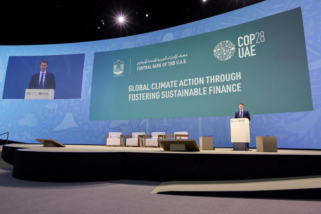 Dan Murphy parla sul palco del panel Global Climate Action Through Fostering Sustainable Finance presso il teatro Al Waha durante la conferenza delle Nazioni Unite sui cambiamenti climatici Cop28 all'Expo City Dubai il 4 dicembre 2023, a Dubai, Emirati Arabi Uniti. (Foto di Cop28 / Mahmoud Khaled)