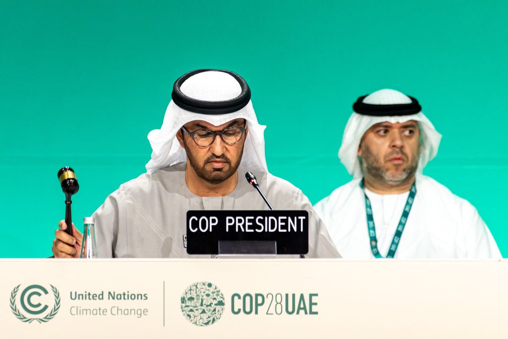 Sultan Al Jaber, presidente della COP28, alza il martello durante la plenaria di chiusura della conferenza delle Nazioni Unite sui cambiamenti climatici COP28 all'Expo City Dubai il 13 dicembre 2023, a Dubai, negli Emirati Arabi Uniti. (Foto di COP28 / Christopher Pike)