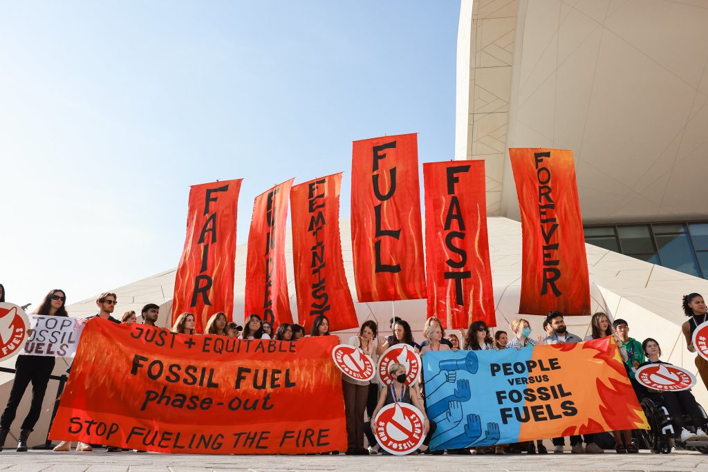 Azione per l'eliminazione graduale dei combustibili fossili alla conferenza delle Nazioni Unite sui cambiamenti climatici COP28 all'Expo City Dubai il 13 dicembre 2023, a Dubai, negli Emirati Arabi Uniti. (Foto di COP28/Andrea DiCenzo)