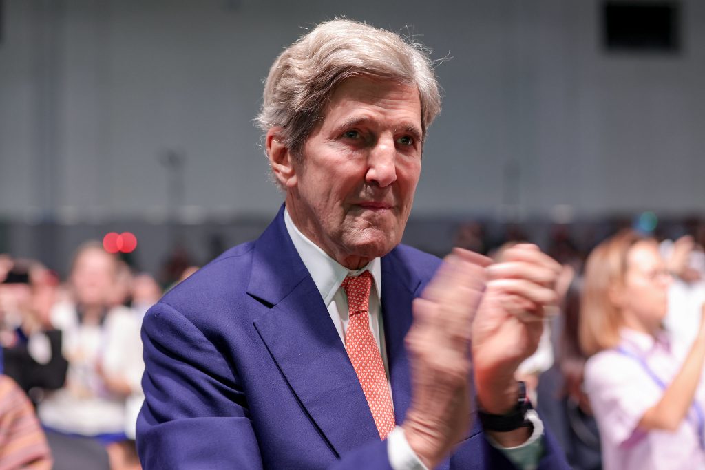 John Kerry, inviato speciale presidenziale per il clima, negli Stati Uniti partecipa alla plenaria di chiusura della conferenza delle Nazioni Unite sui cambiamenti climatici COP28 a Expo City Dubai il 13 dicembre 2023, a Dubai, negli Emirati Arabi Uniti. (Foto di COP28 / Christopher Edralin)