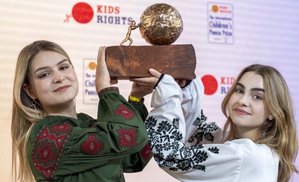 Anastasiia Feskova e Sofia Tereshchenko con l'International Children's Peace Prize 2023