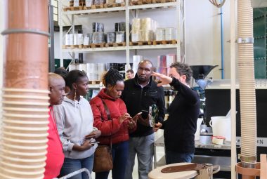 : La delegazione kenyana visita la torrefazione Pascucci, approfondendo il tema della lavorazione del caffè