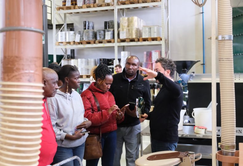 : La delegazione kenyana visita la torrefazione Pascucci, approfondendo il tema della lavorazione del caffè