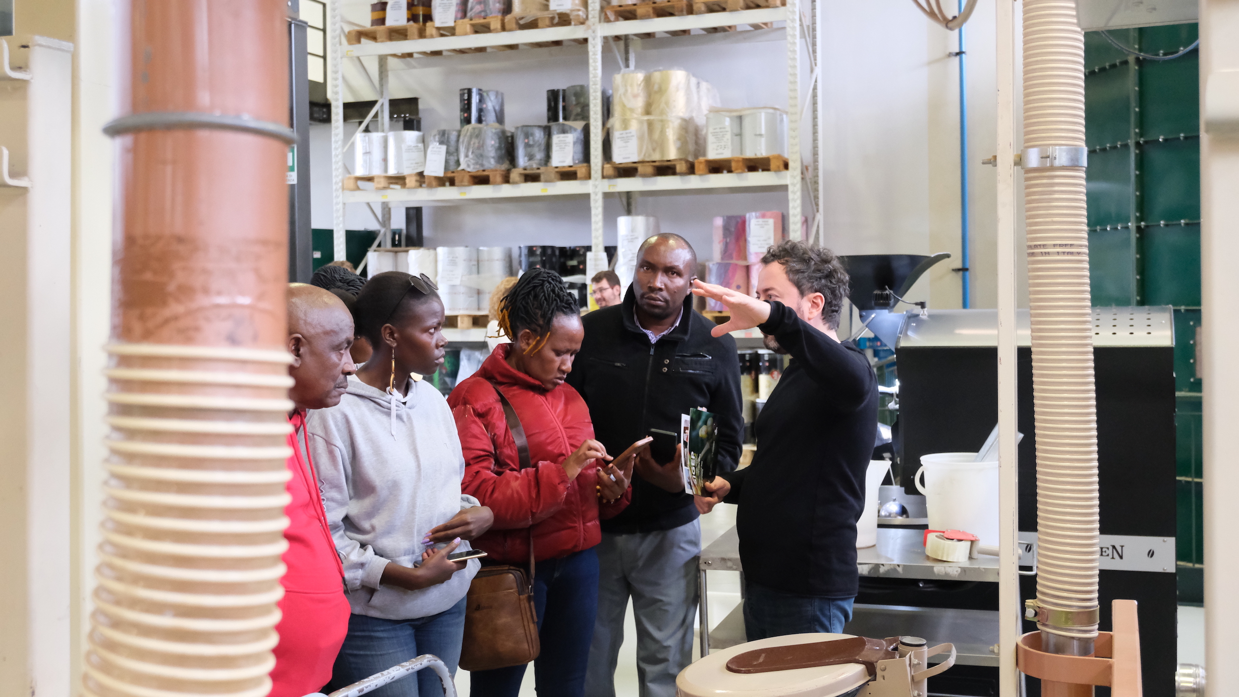 : La delegazione kenyana visita la torrefazione Pascucci, approfondendo il tema della lavorazione del caffè