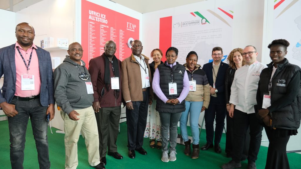 La delegazione kenyana presso lo stand organizzato da Aics e Ice al Sigep