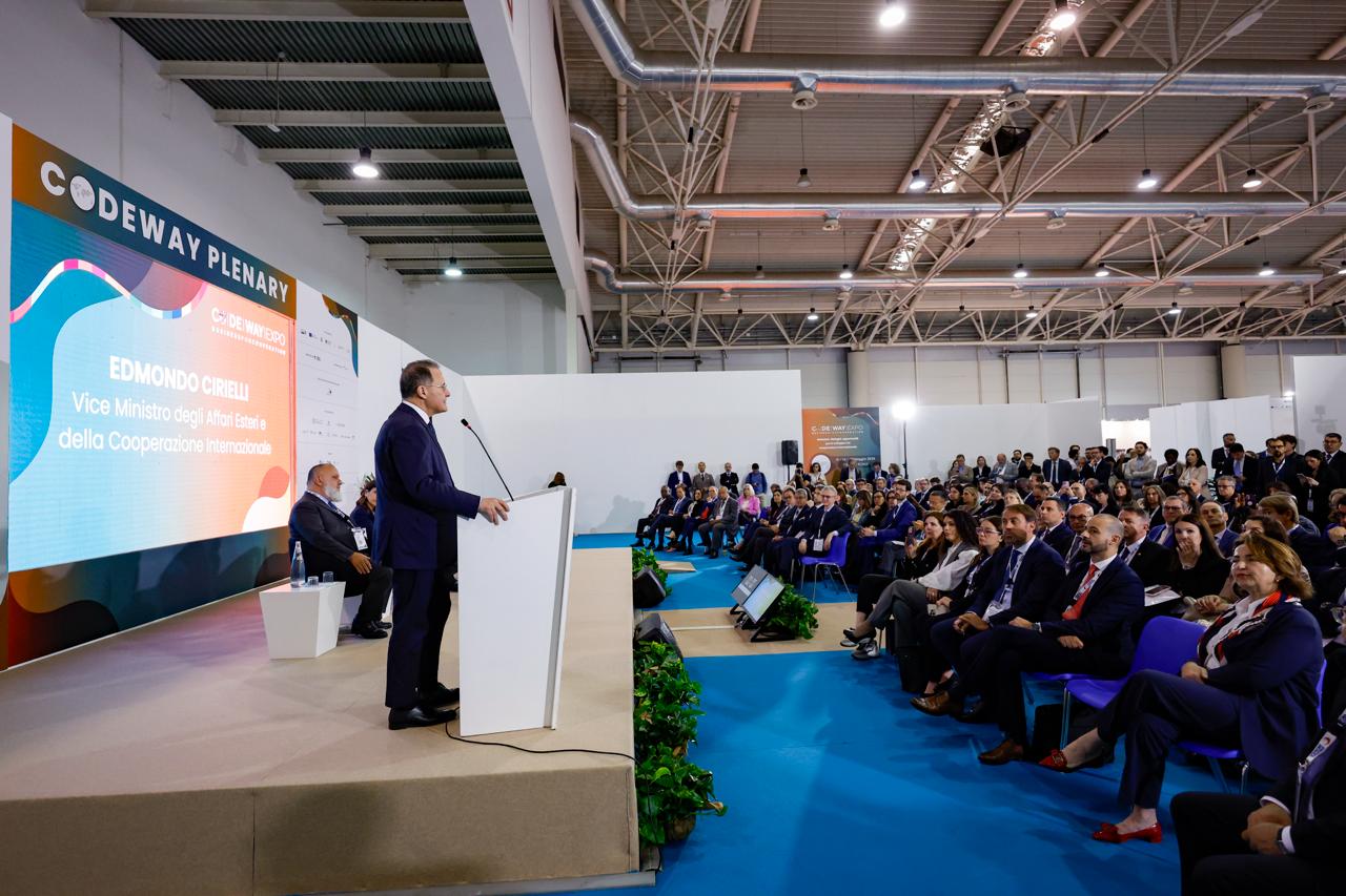 Codeway Expo 2026, il Vice Ministro Cirielli: “Approccio innovativo alla Cooperazione”